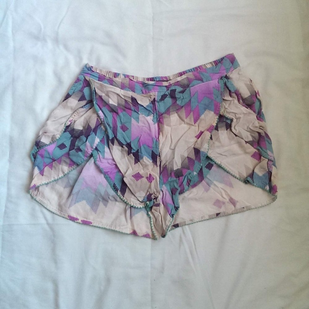 Kendall & Kylie Blue Purple scallop Short